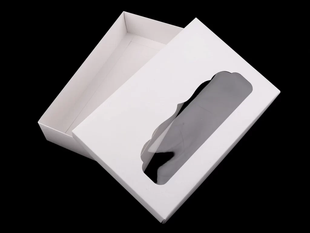 Balta dėžutė su langeliu 22,5 cm x 14,5 cm