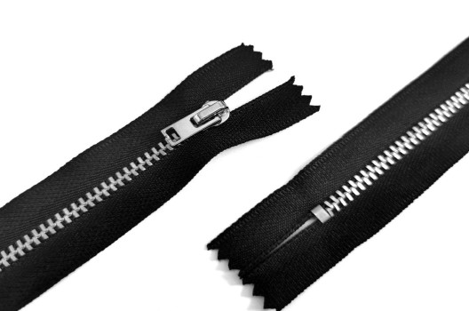 Metalinis užtrauktukas 18 cm Nr. 4 juodas "A"
